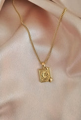 Layana Halskette mit einem Sonne Mond und Sterne Anhänger aus 18k Edelstahl von Lymaja Jewelry